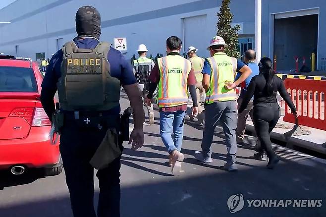 미 조지아 공장 단속하는 연방당국 요원 [로이터 연합뉴스 자료사진. 재판매 및 DB 금지]