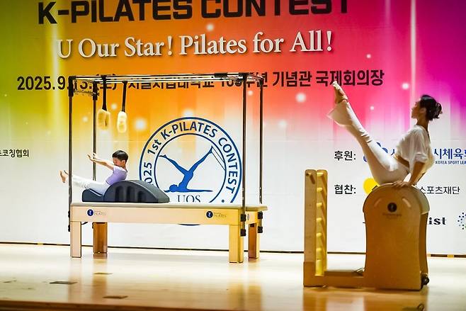 필라테스 공연 펼치는 안원경 원장(오른쪽)과 한지호군 [촬영 이동칠]