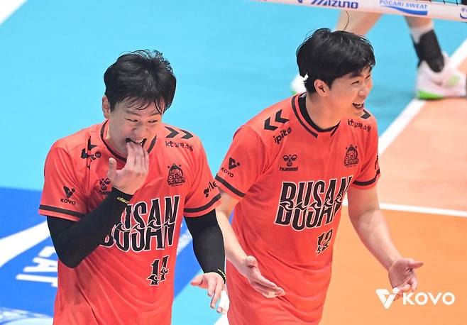 OK저축은행의 쌍포 전광인(오른쪽)과 송희채 [한국배구연맹 제공. 재판매 및 DB 금지]