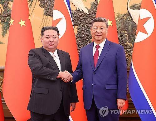 4일(현지시간) 중국 베이징서 회담 가진 북중 정상 [베이징 로이터 연합뉴스. 재판매 및 DB 금지]