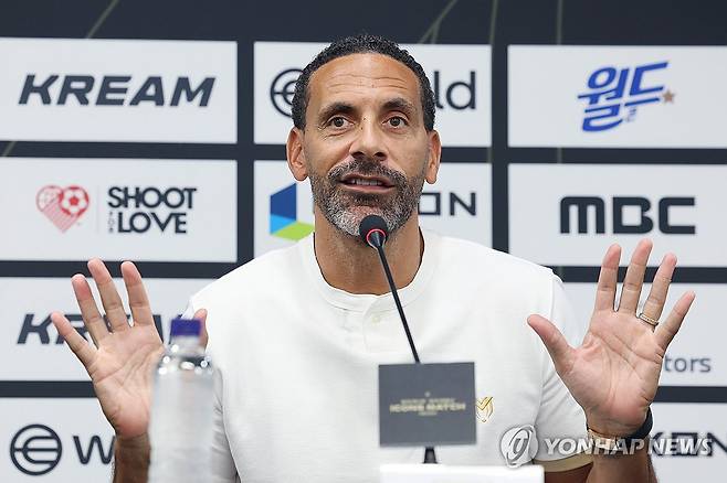 취재진 질문에 답하는 퍼디난드 (서울=연합뉴스) 임화영 기자 = 리오 퍼디난드가 13일 서울월드컵경기장 기자회견실에서 열린 2025 아이콘매치 미디어데이에서 취재진의 질문에 답하며 미소를 보이고 있다. 2025.9.13 hwayoung7@yna.co.kr