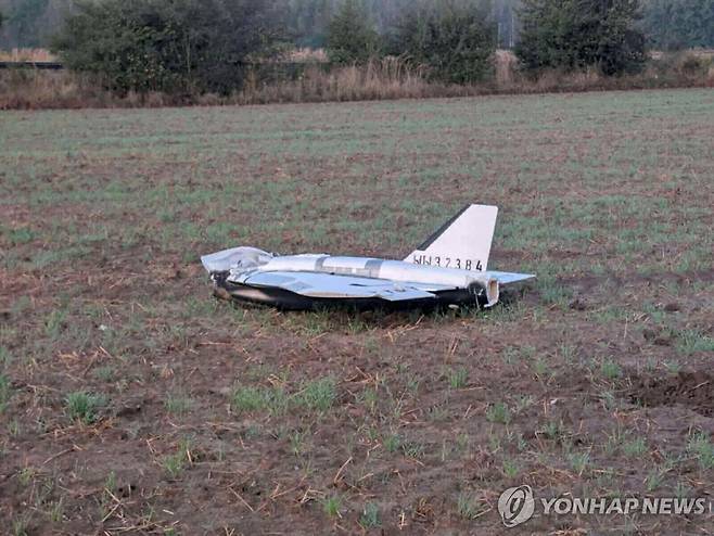 지난 10일(현지시간) 폴란드 동부 초스누프카 지역에 떨어진 뒤 파손된 드론 모습 [로이터=연합뉴스. 재판매 및 DB 금지]