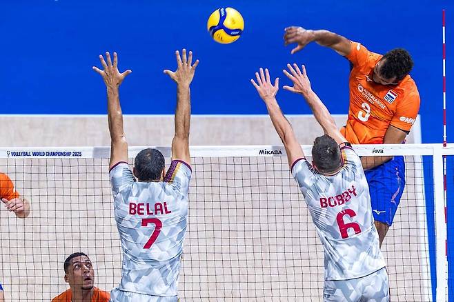 네덜란드의 국가대표로 활약하는 아히(맨 오른쪽 3번) [FIVB 홈피 캡처. 재판매 및 DB 금지]
