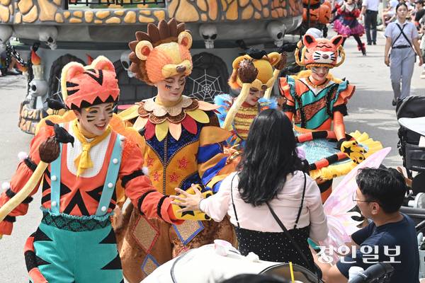선선한 가을 날씨를 보인 14일 오후 용인시 처인구 에버랜드를 찾은 시민들이 ‘스마일리 펌킨 퍼레이드’를 관람하며 휴일을 만끽하고 있다. 2025.9.14 /최은성기자 ces7198@kyeongin.com