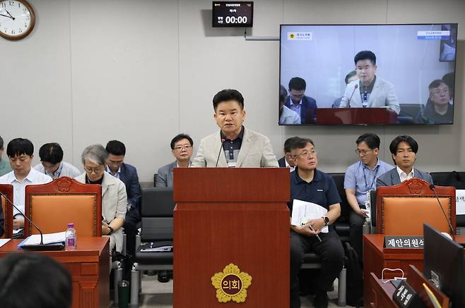 ▲&nbsp;문병근 도의원이 경기남부광역철도에 대해 설명하고 있다./사진제공=경기도의회