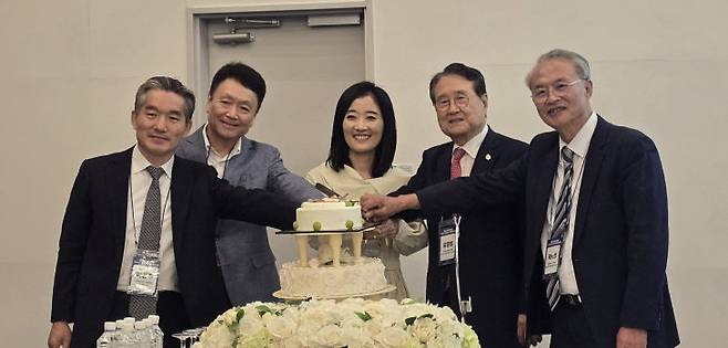 한국협상학회 전현직 회장단이 한국협상학회 30주년 기념 케이크 커팅을 하고 있다.                                                              사진 한성일 기자