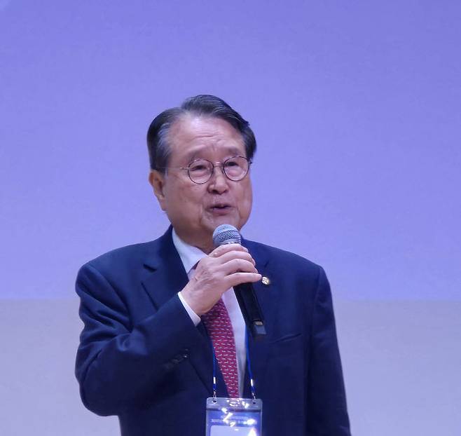 유장희 명예회장이 축시 낭송하고 있다.,                                                                                                      사진 한성일 기자