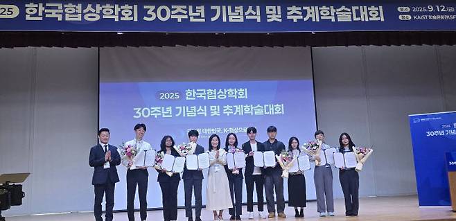 학생논문공모전 수상자들이 이수진 회장과 기념사진을 찍고 있다.                                                                                              사진 한성일 기자