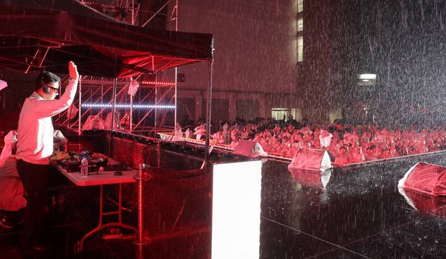 ▲ 지난 12일 충북 청주시 문화제조창에서 열린 '힙한 청주 페스티벌 in 제조창' 행사에서 이범석 청주시장이 디제잉 퍼포먼스를 선보이고 있다. /청주시 제공