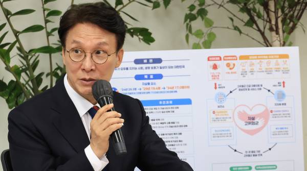 김민석 국무총리가 지난 12일 서울 중구 자살예방상담 시설인 한국생명존중희망재단을 방문해 관계자들과 간담회를 하며 발언하고 있다. /연합뉴스 제공