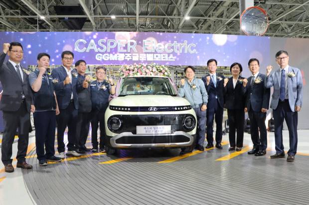윤몽현(왼쪽 다섯번째) 광주글로벌모터스(GGM) 대표, 강기정(왼쪽 여섯번째) 광주시장 등이 지난해 7월 열린 캐스퍼 일렉트릭 1호차 생산 기념식에서 기념 촬영을 하고 있다. <GGM 제공>