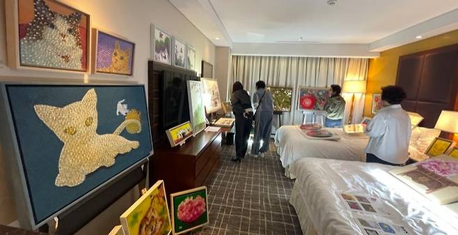 울산미술협회는 울산지역작가특별전을 열어 김인숙·김준환·서경희·김은아 등 8명의 작가가 회화 위주 작품을 선보였다. 관람객들이 작품을 둘러보고 있다.