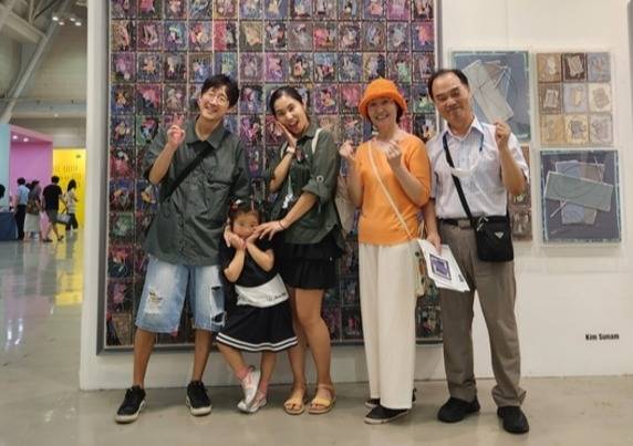 창원 사는 아인이네 가족이 13일 창원컨벤션센터에서 열리는 '제12회 경남국제아트페어'를 찾았다. (맨 왼쪽부터) 아인이 아버지 김형석 씨, 아인이, 어머니 정지민 씨, 외할머니 전종임 씨, 외할아버지 정대섭 씨가 기념촬영을 하고 있다. /류민기 기자