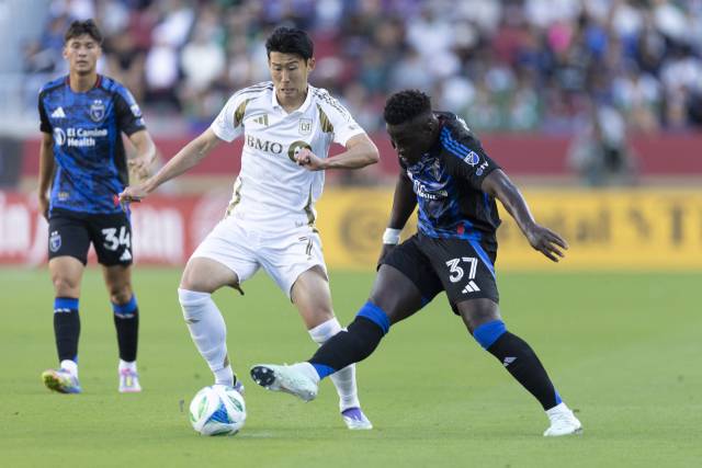 LAFC의 손흥민이 14일 미국 캘리포니아주 새너제이에서 열린 MLS 새너제이와의 경기에 출전해 상대와 공을 다투고 있다. 연합뉴스