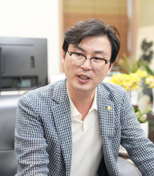 서영진 ㈜송우인포텍 대표가 딥러닝 기반 영상분석 원천기술에 대해 설명하고 있다.