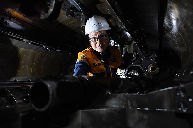 신재석 명장이 포항제철소 설비를 살펴보고 있다.