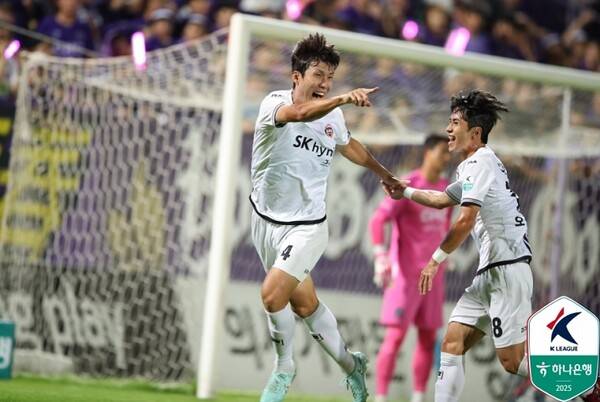 14일 오후 안양종합운동장에서 열린 제주SK와 FC안양의 K리그1 29라운드 경기에서 송주훈이 골을 넣고 세레머니를 하고 있다 (사진=한국프로축구연맹)