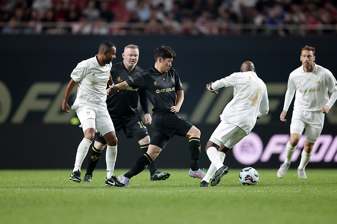 박지성 선수가 공을 잡을 때마다 많은 응원이 나왔다(제공=넥슨).