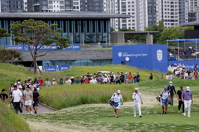 지난 12일 인천 잭니클라우스 골프클럽 코리아에서 열린 신한동해오픈에서 갤러리가 경기 중인 선수를 따라 이동하고 있다. (사진=KPGA)