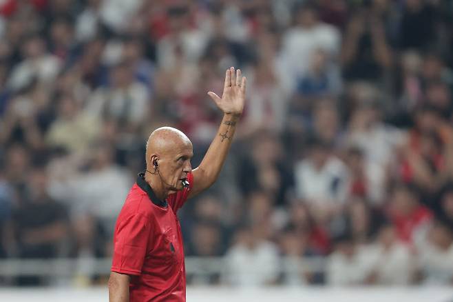 피에를루이지 콜리나 심판이 14일 서울월드컵경기장에서 열린 2025 넥슨 아이콘매치 주심을 맡았다. 사진=넥슨