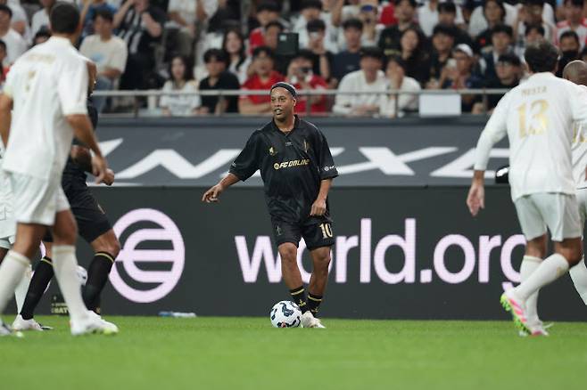 호나우지뉴가 14일 서울월드컵경기장에서 열린 2025 넥슨 아이콘매치에서 경기하고 있다. 사진=넥슨