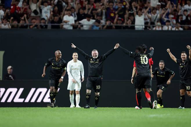 웨인 루니가 14일 서울월드컵경기장에서 열린 2025 넥슨 아이콘매치에서 득점 후 기뻐하고 있다. 사진=넥슨