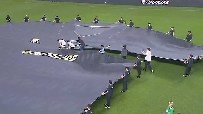 - 패배팀 유니폼 자르기 퍼포먼스를 선보이는 실드 UTD