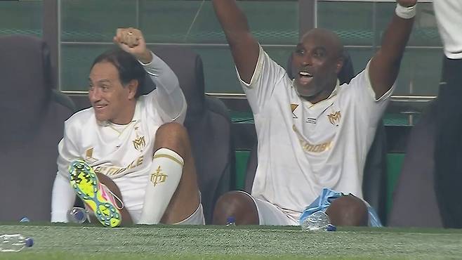 - 벤치에서 환호하는 네스타와 캠밸