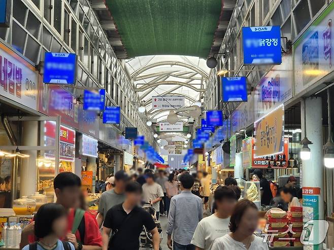 일요일인 14일 강원 강릉 대표 전통시장인 중앙·성남시장 먹거리골목이 나들이객들로 가득하다.2025.9.14/뉴스1 윤왕근 기자