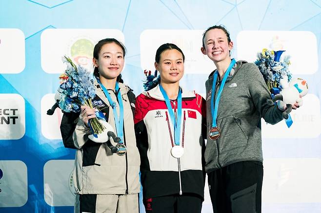 정지민(왼쪽)이 13일 2025 IFSC 클라이밍 구이양 스피드 월드컵 여자 스피드 부문에서 은메달을 차지했다.(대한산악연맹 제공)