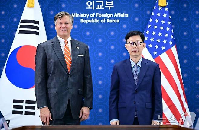 크리스토퍼 랜도 미 국무부 부장관(왼쪽)과 박윤주 외교부 제1차관은 14일 한미 외교차관회담을 진행했다. (외교부 제공)
