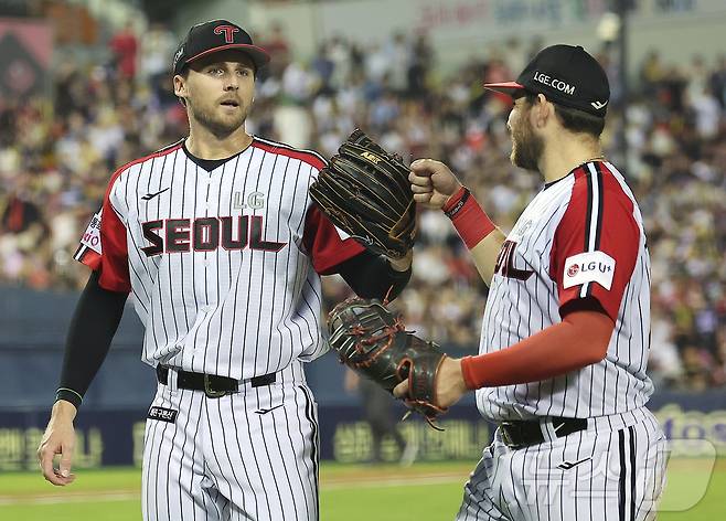 14일 오후 서울 송파구 잠실야구장에서 열린 프로야구 '2025 신한 SOL뱅크 KBO 리그' KIA 타이거즈와 LG 트윈스의 경기, LG 선발 톨 허스트가 6회초 이닝을 실점 없이 마친 뒤 오스틴과 하이파이브를 하고 있다. 2025.9.14/뉴스1 ⓒ News1 김진환 기자