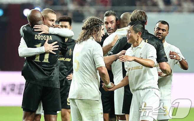 14일 오후 서울 마포구 서울월드컵경기장에서 열린 '2025 넥슨 아이콘매치' FC 스피어와 실드 유나이티드의 경기, 실드 유나이티드 선수들이 2대1 승리 후 FC스피어 선수들과 인사를 나누고 있다. 2025.9.14/뉴스1 ⓒ News1 김도우 기자