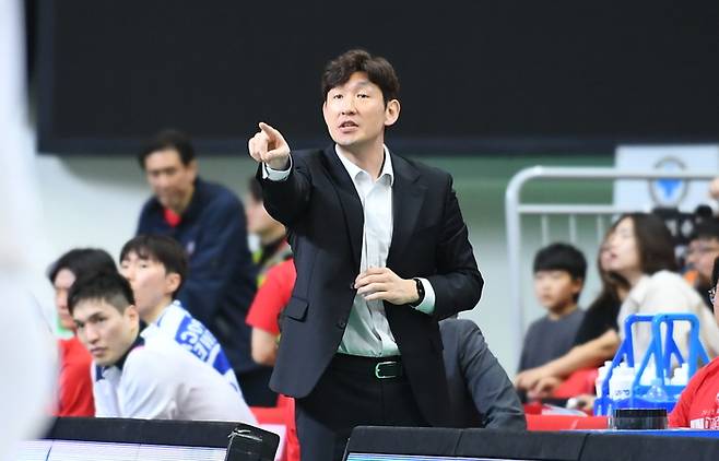 현대모비스 양동근 감독이 코치 시절 작전을 지시하고 있다. 사진 | KBL