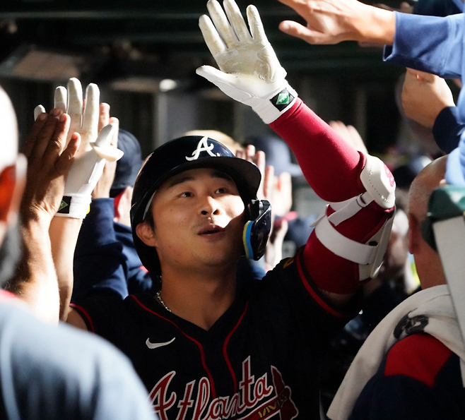 김하성이 더그아웃에서 선수들과 하이파이브를 하고 있다. 사진 | AP 연합뉴스