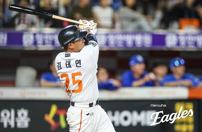 김태연이 대전 한화생명 볼파크에서 열린 2025 KBO리그 삼성전에서 타격하고 있다. 사진 | 한화 이글스