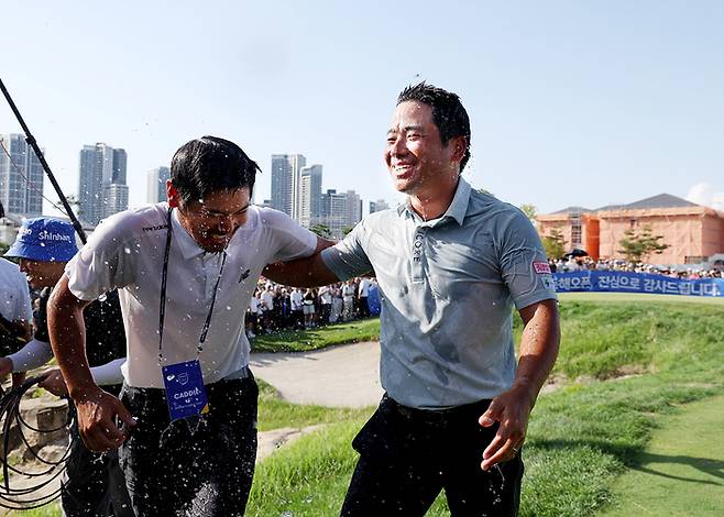 히가 가즈키가 14일 열린 신한동해오픈 최종 라운드에서 우승한 후 동료들로부터 축하 물세레를 받고 있다. 사진 | KPGA