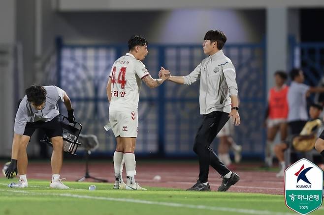 수원FC 김은중 감독과 윌리안이 23일 김천종합운동장에서 열린 김천 상무와의 경기에서 손을 붙잡고 있다. 제공 | 한국프로축구연맹