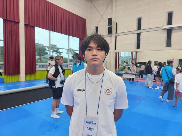 12일 전북 무주군 무주국민체육센터에서 진행 중인 '2025 무주 태린이 문화 페스타'에 참가한 고려인 청소년 윤 레오니드 학생이 인터뷰를 하고 있다. /사진(무주)=이상완 기자