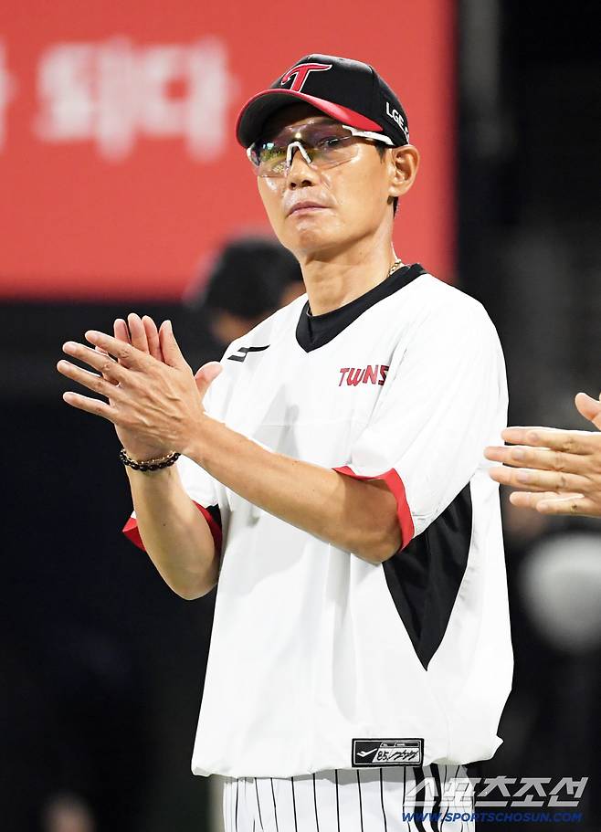 12일 수원KT위즈파크에서 열린 KBO리그 KT 위즈와 LG 트윈스의 경기. 승리한 LG 염경엽 감독이 기뻐하고 있다. 수원=박재만 기자 pjm@sportschosun.com/2025.08.12/