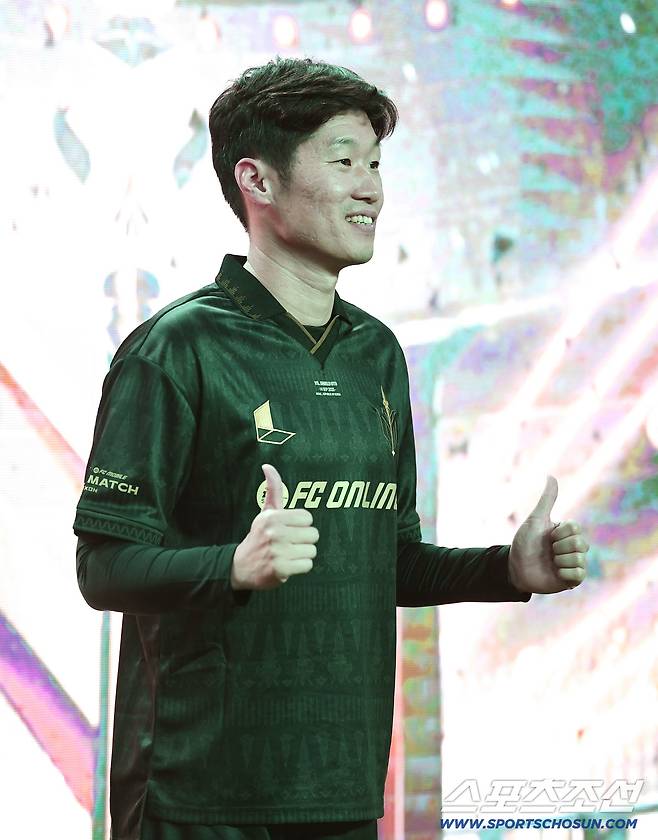 '2025 아이콘매치: 창의 귀환, 반격의 시작' 이벤트 매치가 13일 오후 서울 상암월드컵경기장에서 열렸다. 박지성이 입장해 인사하고 있다. 상암=정재근 기자 cjg@sportschosun.com/2025.9.13/