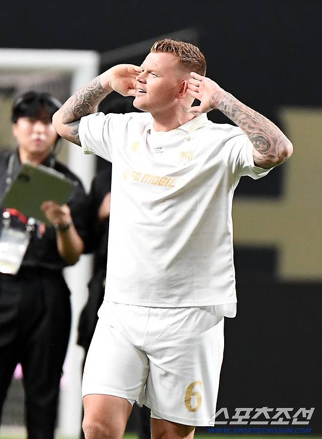 '2025 아이콘매치: 창의 귀환, 반격의 시작' 이벤트 매치가 13일 오후 서울 상암월드컵경기장에서 열렸다. 파워도르 매치에서 리세가 최고점을 얻은 후 환호하고 있다.  상암=정재근 기자 cjg@sportschosun.com/2025.9.13/