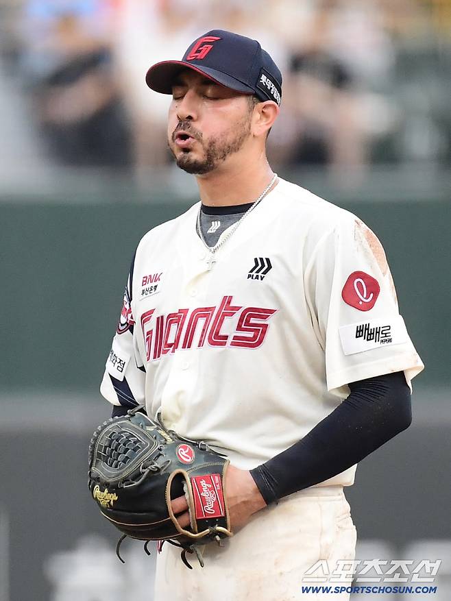 투구에 앞서 크게 숨을 내쉬고 있는 벨라스케즈.