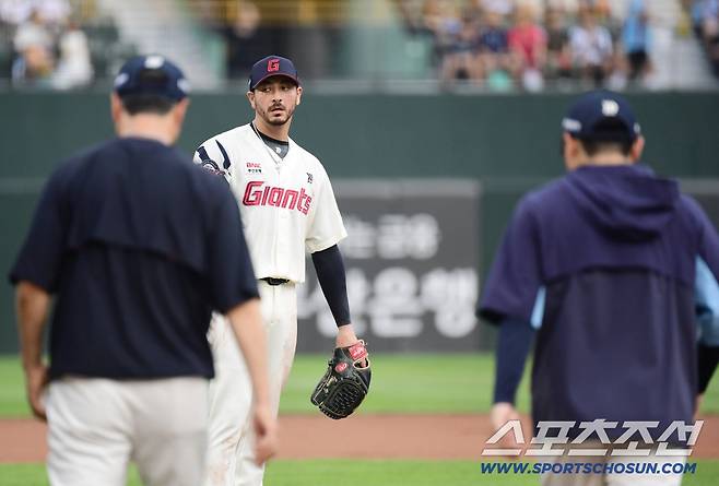 13일 부산 사직구장에서 열린 롯데와 SSG의 경기. 1회초 2사 2루. 강판 당하고 있는 롯데 벨라스케즈. 부산=송정헌 기자songs@sportschosun.com/2025.09.13/