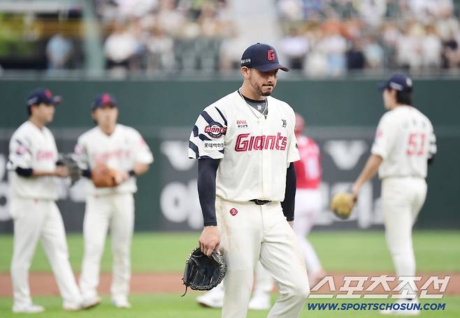 1회초 2사 2루. 결국 강판 당하고 있는 벨라스케즈.