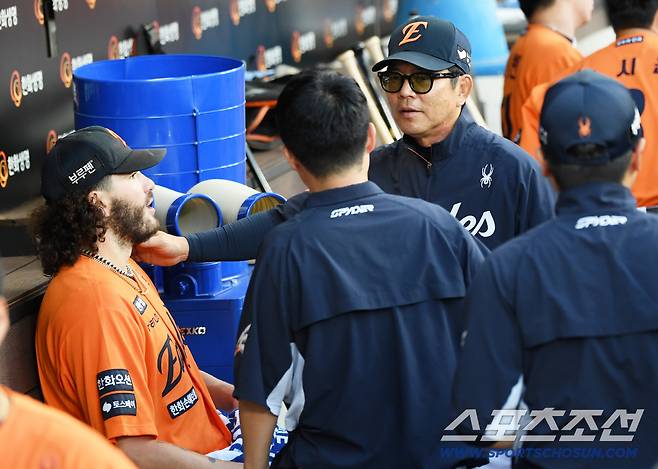 흥분한 폰세를 진정시키는 양상문 코치.