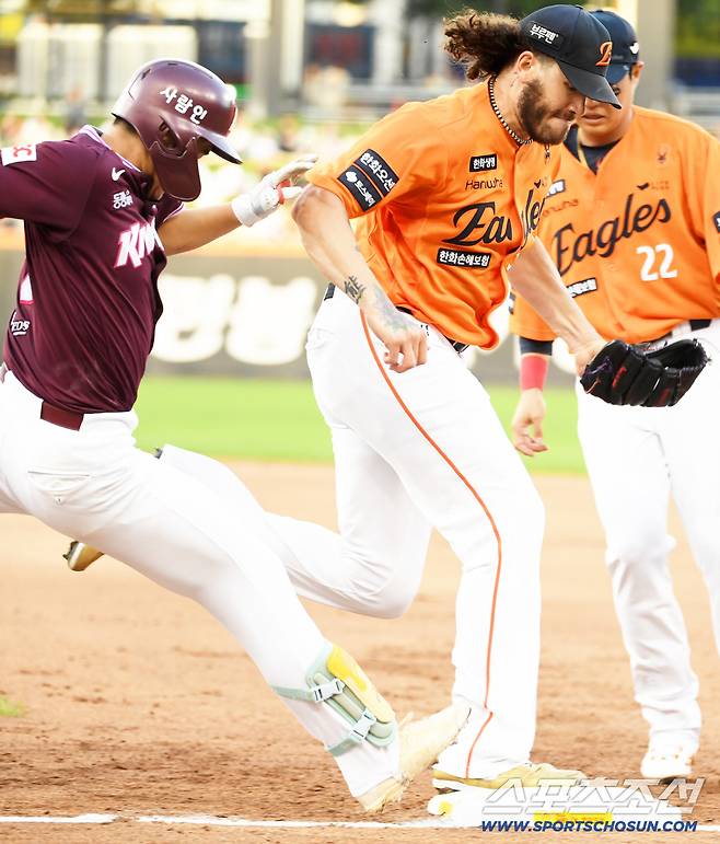 1루를 향해 전력질주해 마지막 아웃카운트를 직접 처리한 폰세가 어준서와 충돌했다.