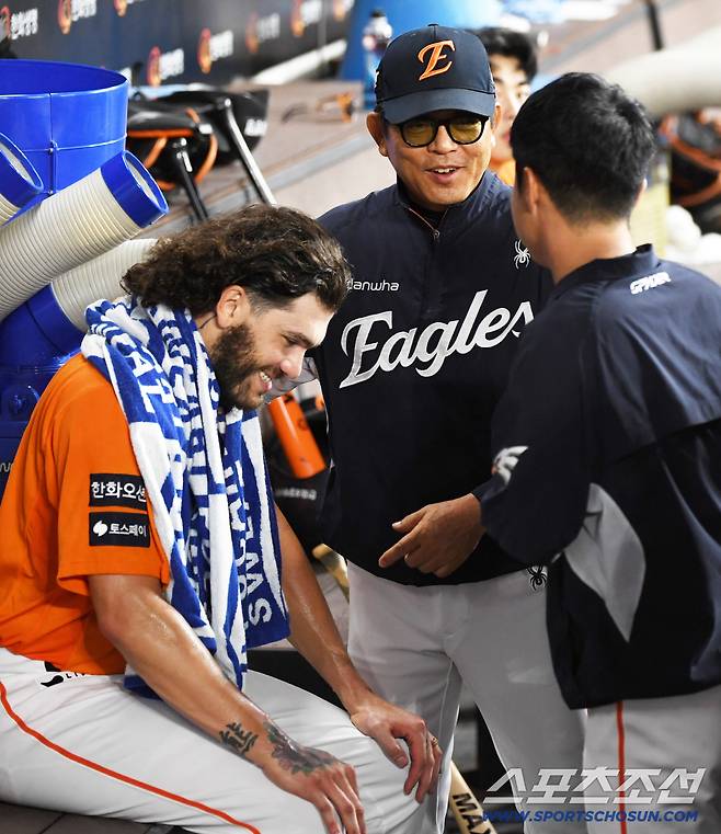 폰세와 대화 나누며 미소 짓는 양상문 코치.