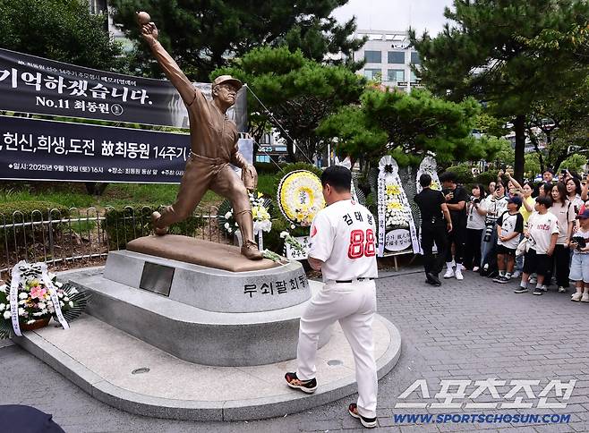 최동원 동상에 헌화하고 있는 김태형 감독.