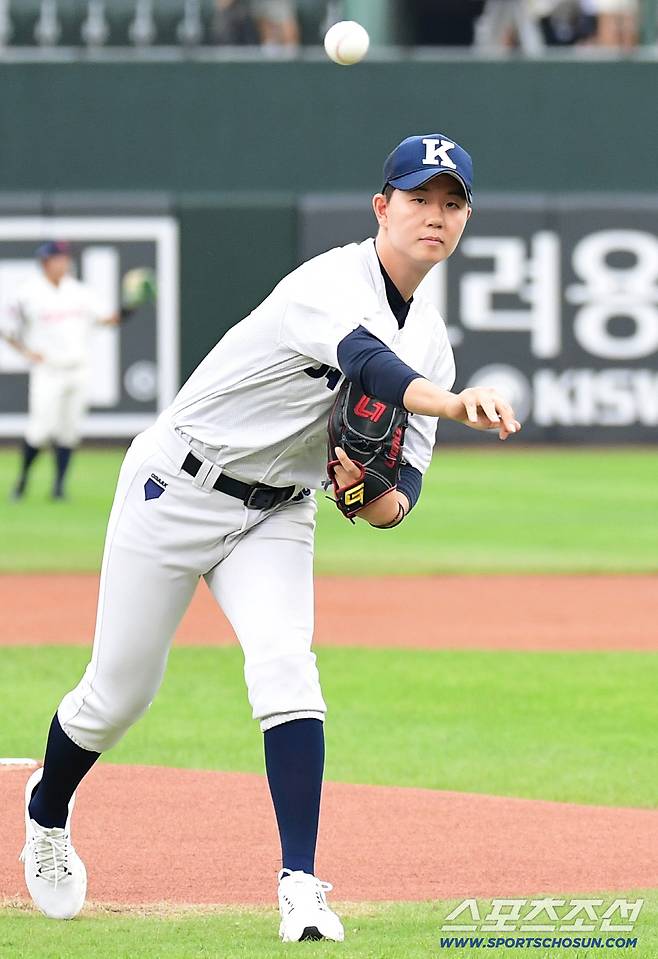 힘차게 시구를 하고 있는 경남고 장찬희.
